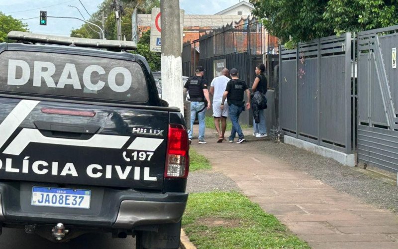 Homem de branco é o dono da empresa de vigilância | abc+