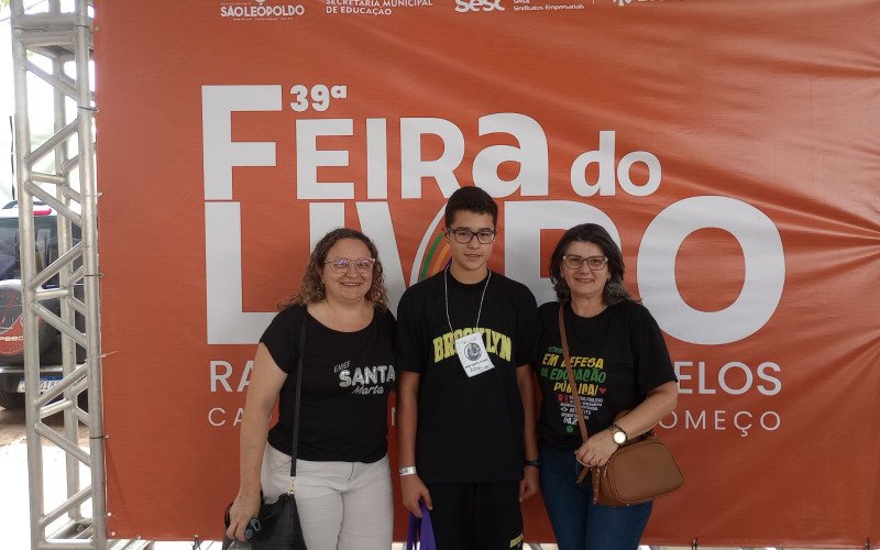 Para Indiara da Silva, Arthur Gustavo e Geraldine Orlante, a Feira é fundamental para dar acesso aos livros para os alunos