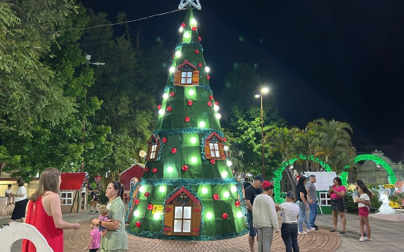 Pra&ccedil;a Marechal Deodoro enfeitada em Taquara