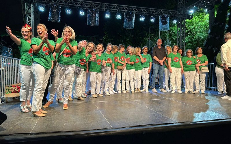 Voluntárias recebem homenagem no palco na noite inaugural do Natal Mágico de Taquara | abc+