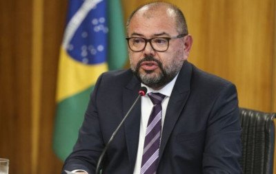 Ex-ministro de Bolsonaro é alvo de operação da PF e terá que usar tornozeleira eletrônica