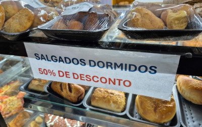 Dono de mercado tenta recuperar comida estragada jogada no lixo durante operação