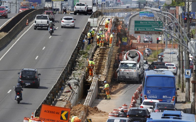 Obras no viaduto da Metrovel seguem desde abril, exigindo atenção dos motoristas que passam no local | abc+