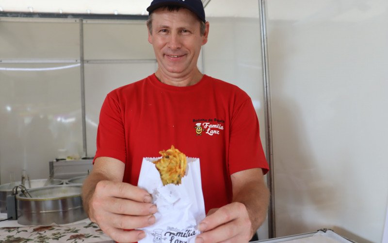 A Festa das Rosas foi retomada nesta quinta-feira em Sapiranga. Charles vende bolinho de batata na festa h&aacute; mais de 20 anos