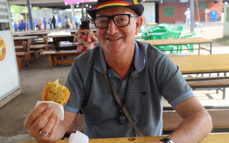 Arno degustou o bolinho de batata, tradicional da festa