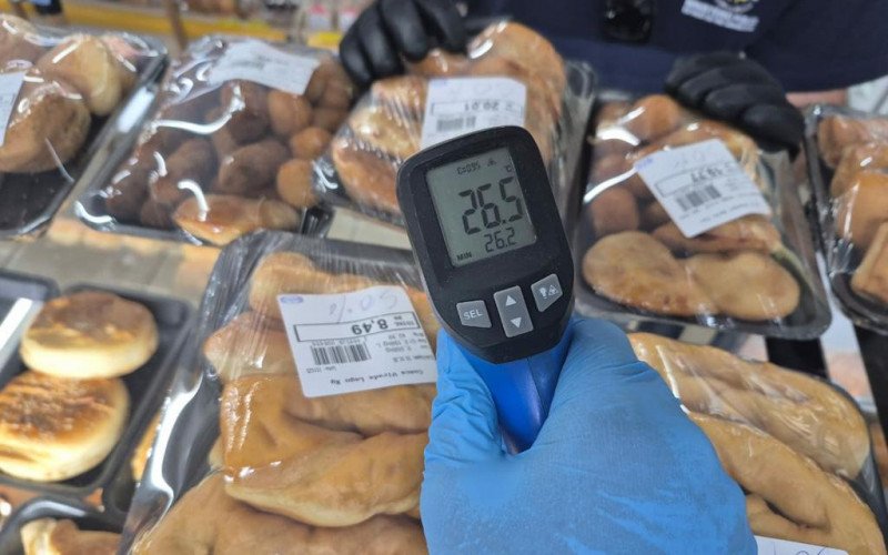 Durante ação em Selbach, aproximadamente 500 quilos de alimentos foram apreendidos e descartados por apresentarem condições impróprias para consumo | abc+
