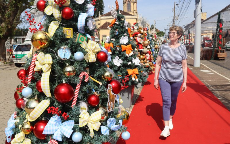 Cenilda passeou pelo Largo Felippe Seger Sobrinho e admirou a decoração do Natal dos Anjos | abc+