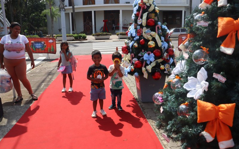 Santiago, Samuel, Kelly e a mãe Carmen admiravam a decoração do Natal dos Anjos | abc+