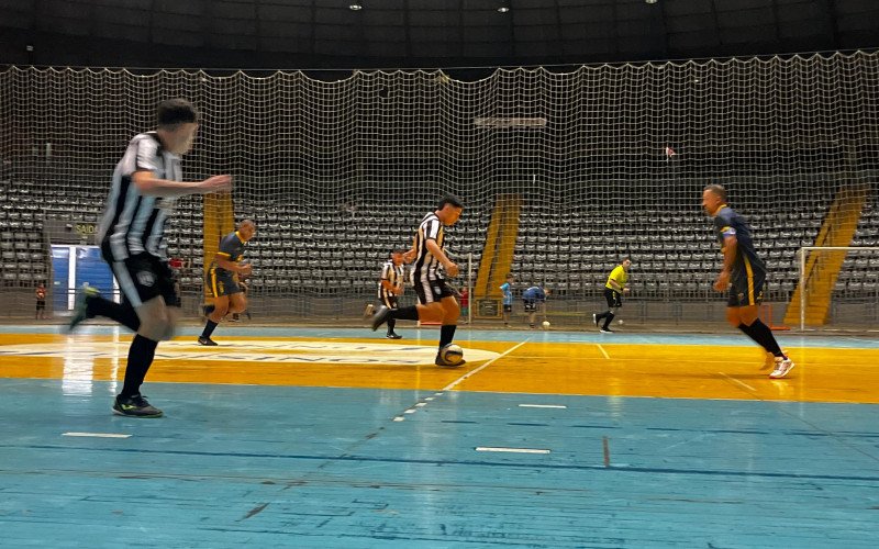 Primeiros jogos da Taça Semel ocorreram nesta quarta-feira (13), no Ginásio Celso Morbach