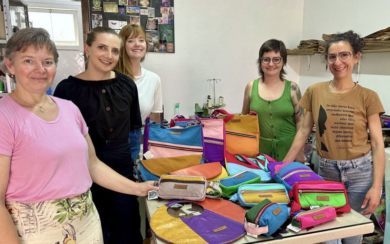 Grupo produz bolsas, estojos e diversos outros itens com materiais de reúso