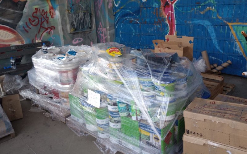 Entre as doações estão alimentos, ferramentas, materiais de higiene e limpeza, entre outros