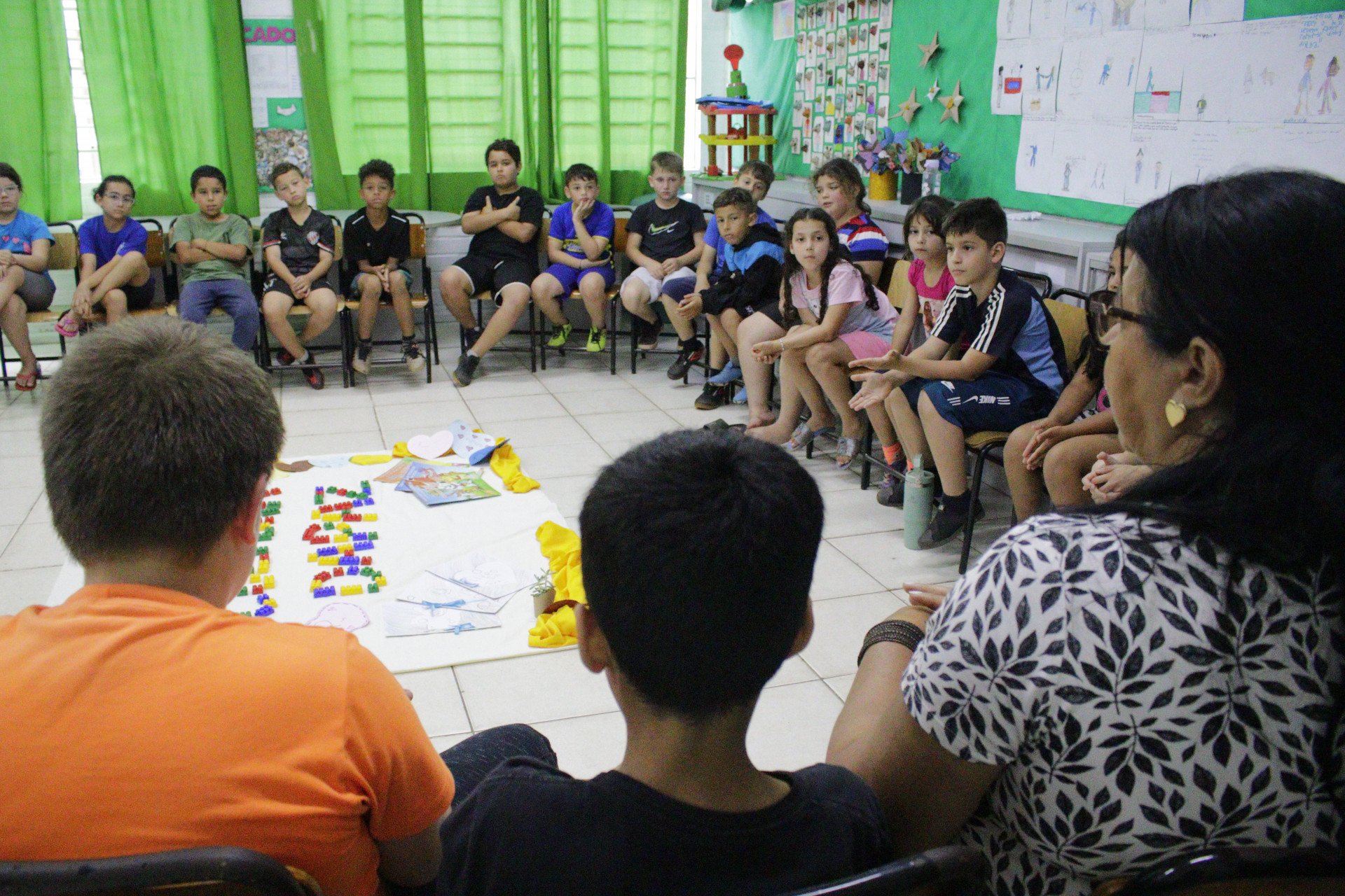 Roda de conversa auxilia no diálogo entre alunos | abc+