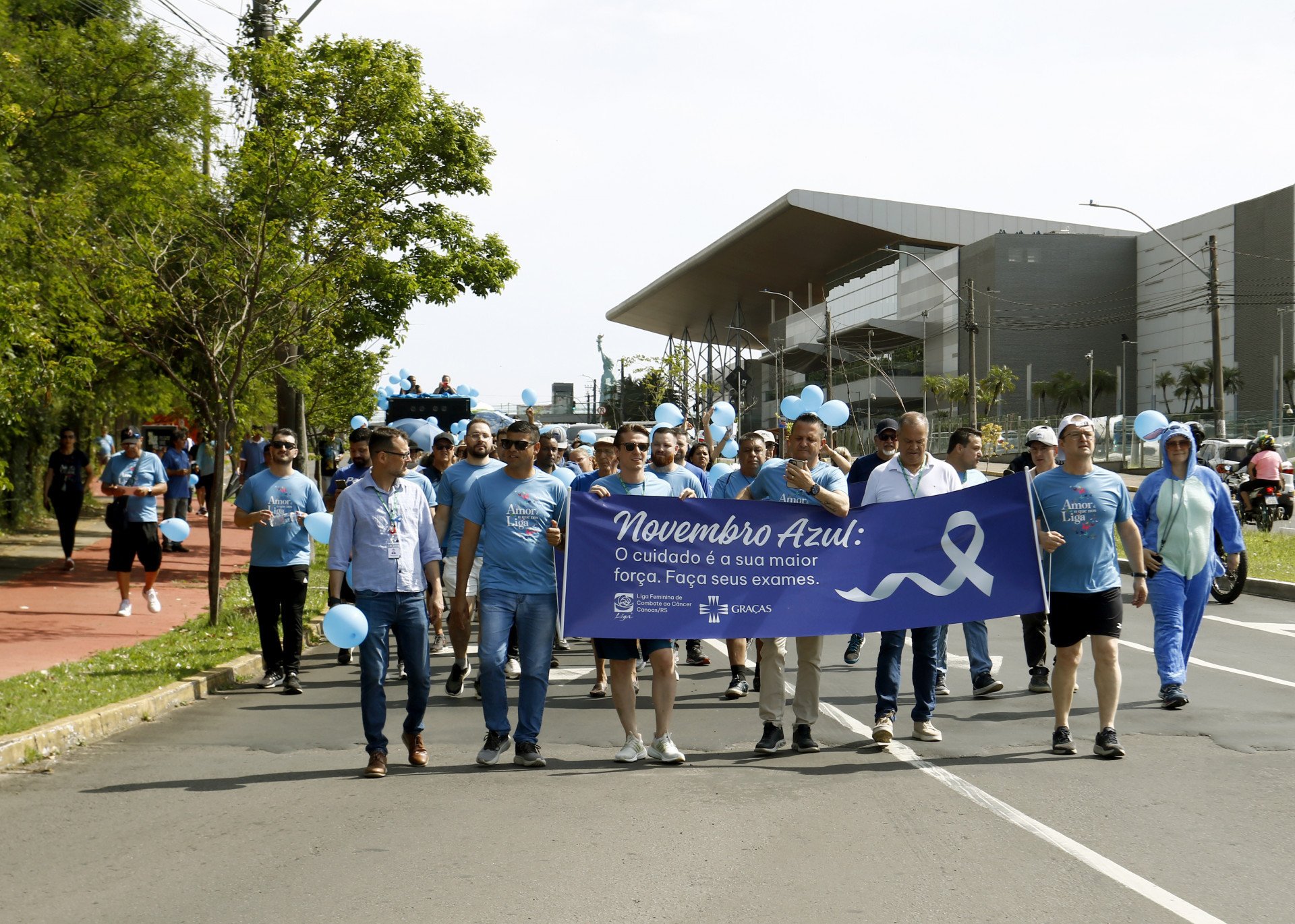 Caminhada Azul movimenta homens e mulheres pela saúde e proteção contra o  câncer de próstata