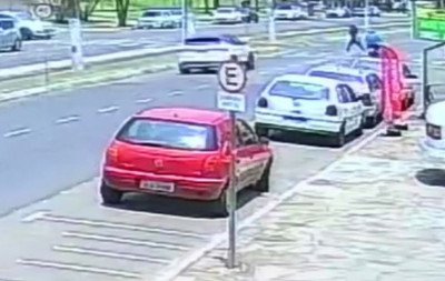 VÍDEO: Câmera de segurança flagra momento em que pedestre é arremessada para o alto em atropelamento