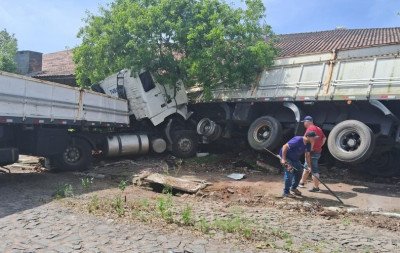 Carreta desgovernada colide contra outro caminhão e deixa motorista gravemente ferido no Vale do Sinos