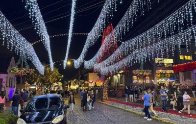 "Parece que estamos em um filme": Luzes do Natal dos Anjos transformam Dois Irmãos em cenário mágico