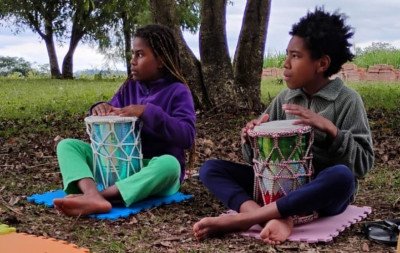 Crianças da região apresentam peça musical após meses de aprendizado e vivência artística