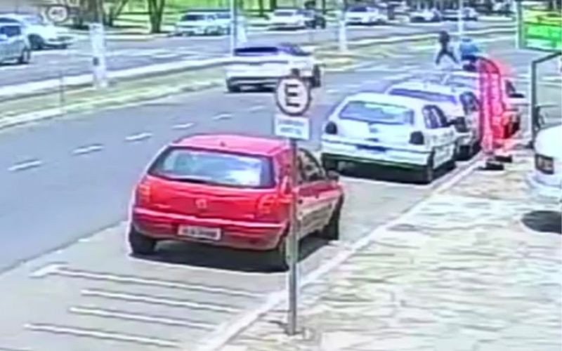 Momento em que carro atinge pedestre que atravessava Avenida Brasil na faixa de segurança | abc+