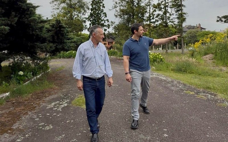 Prefeito Gilberto Cezar assina a escritura pública que oficializa a doação do Parque do Palácio
