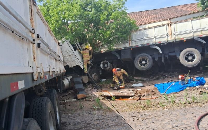 Acidente entre duas carretas em Estância Velha