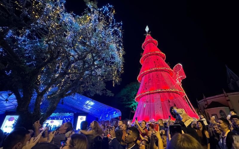 Brilho das luzes do Natal dos Anjos ilumina Dois Irmãos
