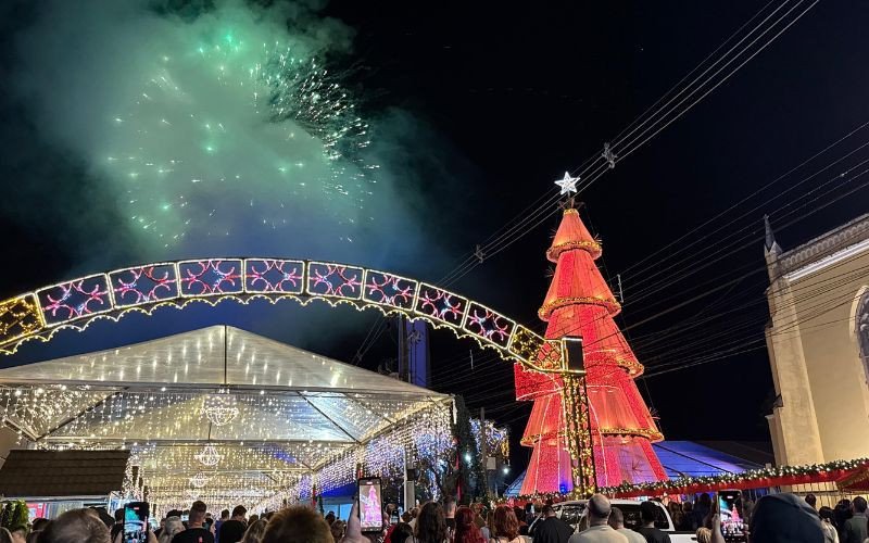 Brilho das luzes do Natal dos Anjos ilumina Dois Irmãos
