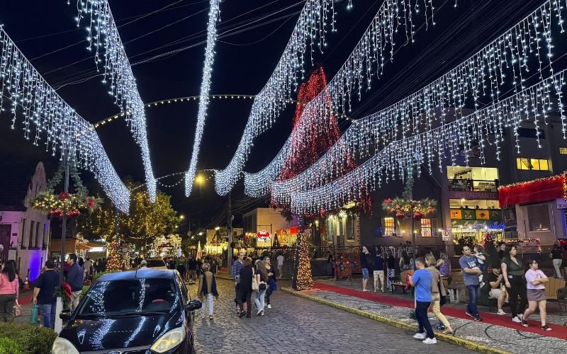 Brilho das luzes do Natal dos Anjos ilumina Dois Irmãos
