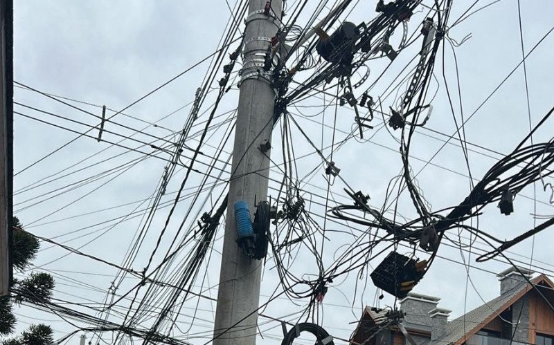 Operação Poste Limpo tem recorde e remove mais de 10 toneladas de fios inativos
