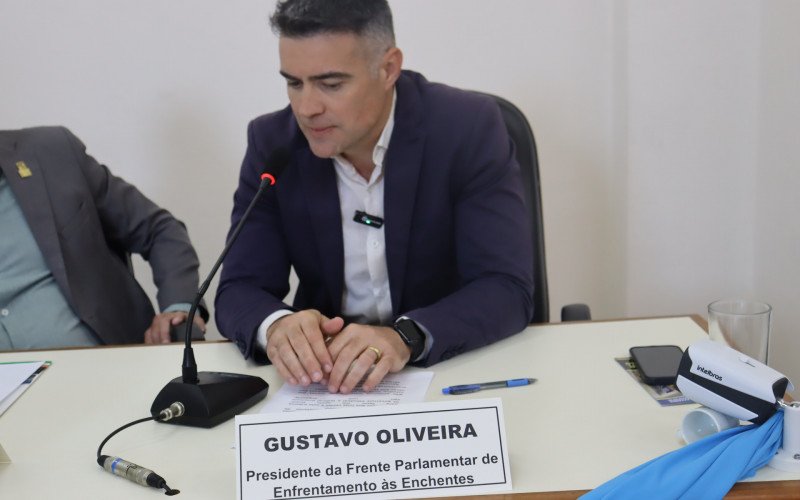 Semin&aacute;rio em Montenegro traz a&ccedil;&otilde;es em andamento nos vales para reconstru&ccedil;&atilde;o e preven&ccedil;&atilde;o p&oacute;s-cheias. Gustavo Oliveira preside a Frente Parlamentar de Enfrentamento &agrave;s Enchentes
