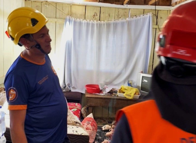 O secretário Vanderlei Marcos (E) coordena equipe responsável pela limpeza de destroços no Paraná | abc+