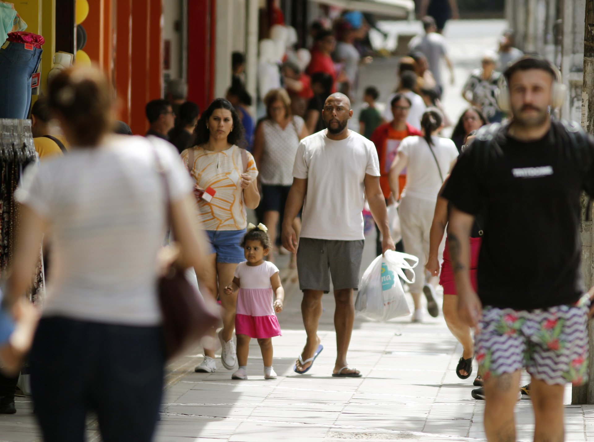 Natal leva milhares de pessoas às ruas para compras | abc+