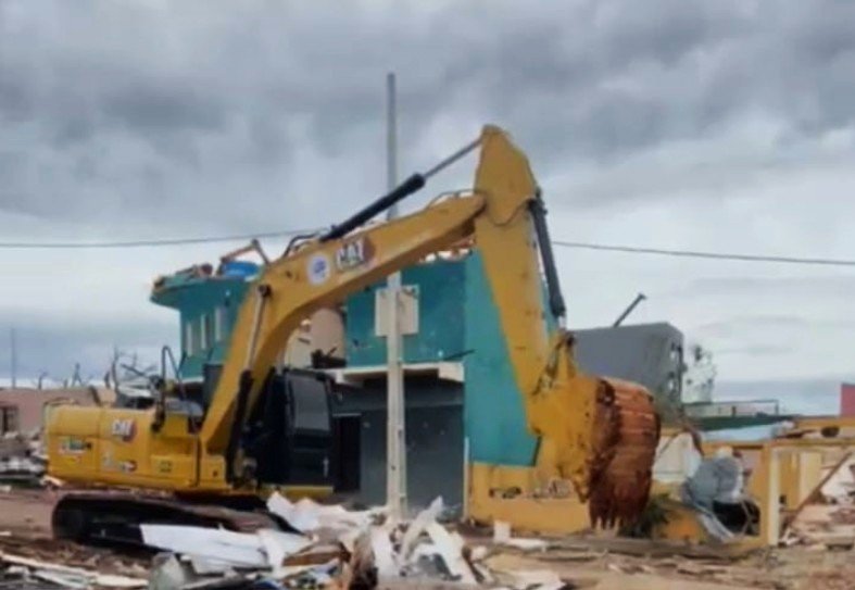 Máquinas auxiliam em área atingida pelo tornado que devastou cidade no Paraná | abc+