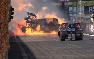 VÍDEO: Carro capota e incendeia após colidir contra grades durante prova em autódromo do RS