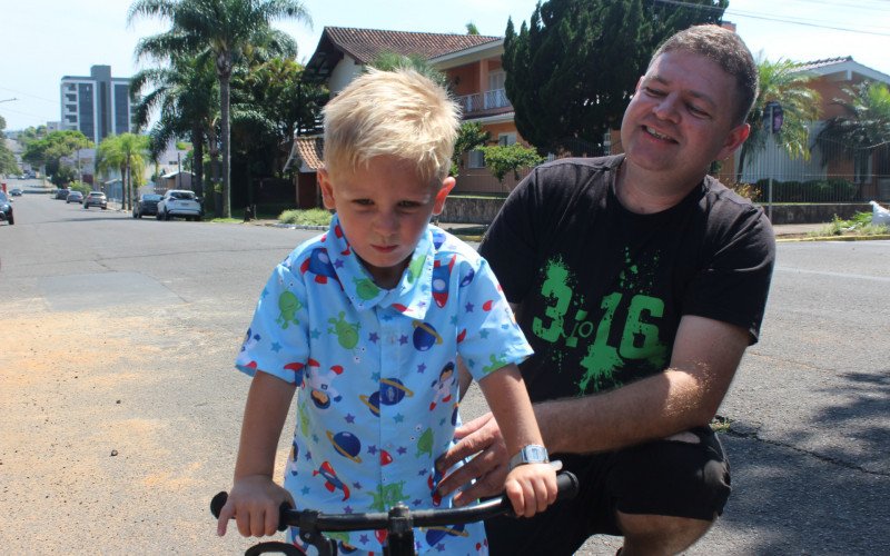 Junto com o filho Benjamin, de tr&ecirc;s anos, Jos&eacute; participou do Passeio Cicl&iacute;stico de Campo Bom