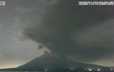 VÍDEO: Erupção de vulcão levanta coluna de 4,4 km de cinzas e cancela voos no Japão