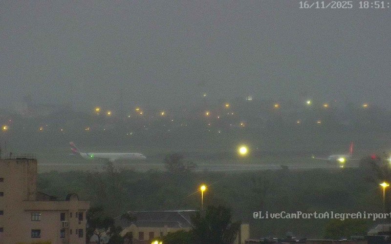 Câmera que acompanha a movimentação do aeroporto ao vivo mostra a pista sem balizamento | abc+