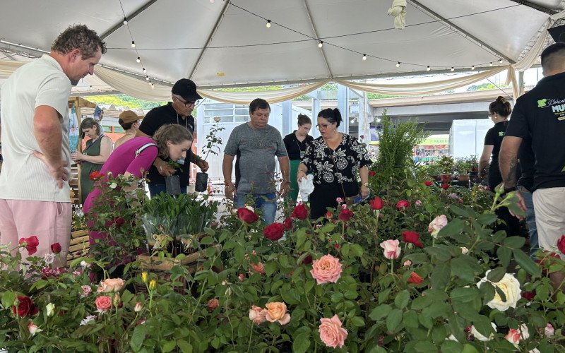 Outro ponto de grande movimentação foi o espaço de venda de mudas de rosas