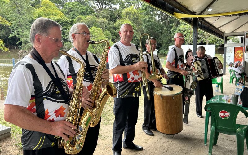 Diversas atrações culturais e musicais marcaram o último dia de Festa das Rosas