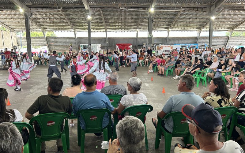 Diversas atrações culturais e musicais marcaram o último dia de Festa das Rosas