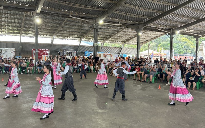 Diversas atrações culturais e musicais marcaram o último dia de Festa das Rosas