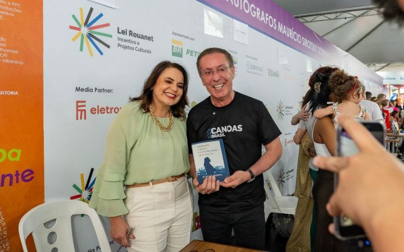 Na foto, a jornalista Soraia Hanna com o prefeito de Canoas, Airton Souza | abc+