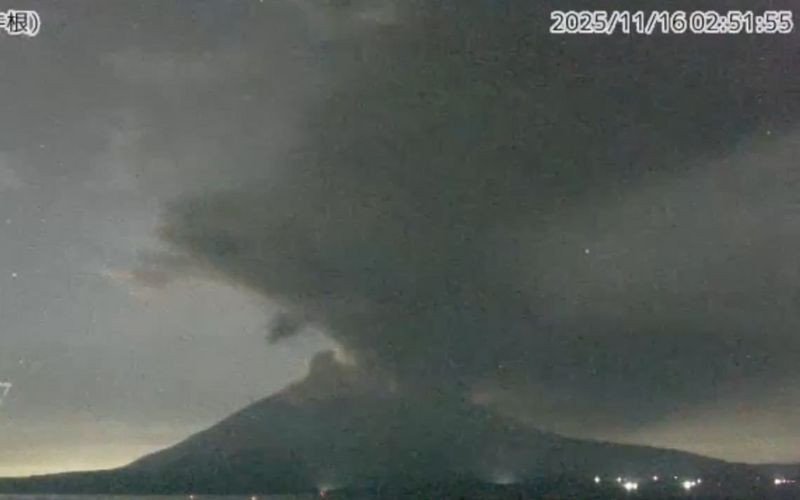 Erupção de vulcão no Japão levanta coluna de 4,4 km de cinzas e cancela voos | abc+