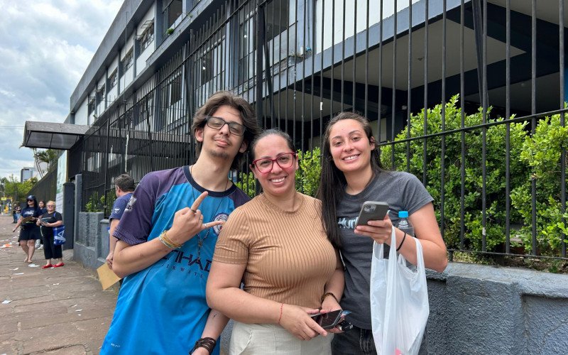 Alexandre, ao lado da mãe, Fabiana, e da tia, Vitória: os três realizaram a prova do Enem neste ano, cada um em uma escola diferente | abc+