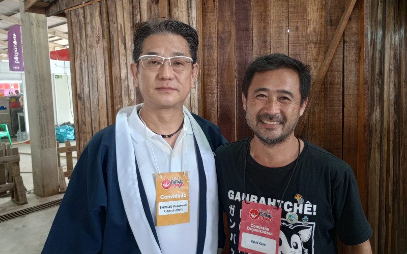 Shimizu Kazuyoshi, cônsul do Japão em Porto Alegre, e Fábio Keiti Bueno, Presidente do Festival