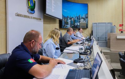 Projeto sobre portas giratórias é aprovado após negociações e recuo do governo municipal