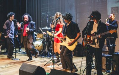 Carlinhos Carneiro e banda de São Leopoldo lançam clipe de "Pra Ter Saudade", que dialoga com o clássico Mesmo Que Mude