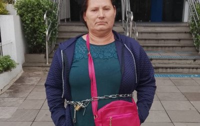 Mulher se acorrenta em frente de agência da Caixa em protesto por moradia pelo Compra Assistida: "Eu não tinha mais a quem recorrer"