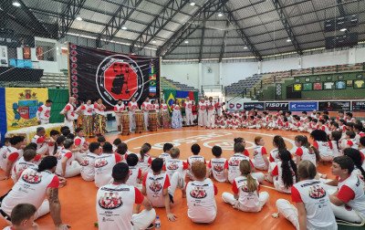 Pela Semana da Capoeira, Ginga Gramado reúne mais de 200 praticantes em evento