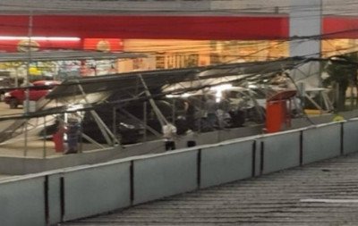 Seis veículos estragados: Cobertura do Rissul que caiu durante o temporal é removida pela empresa