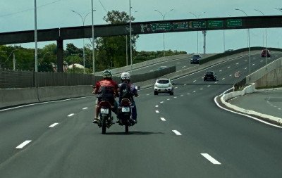 Empurrão perigoso: Motociclista usa a perna para rebocar outra moto em plena BR-116